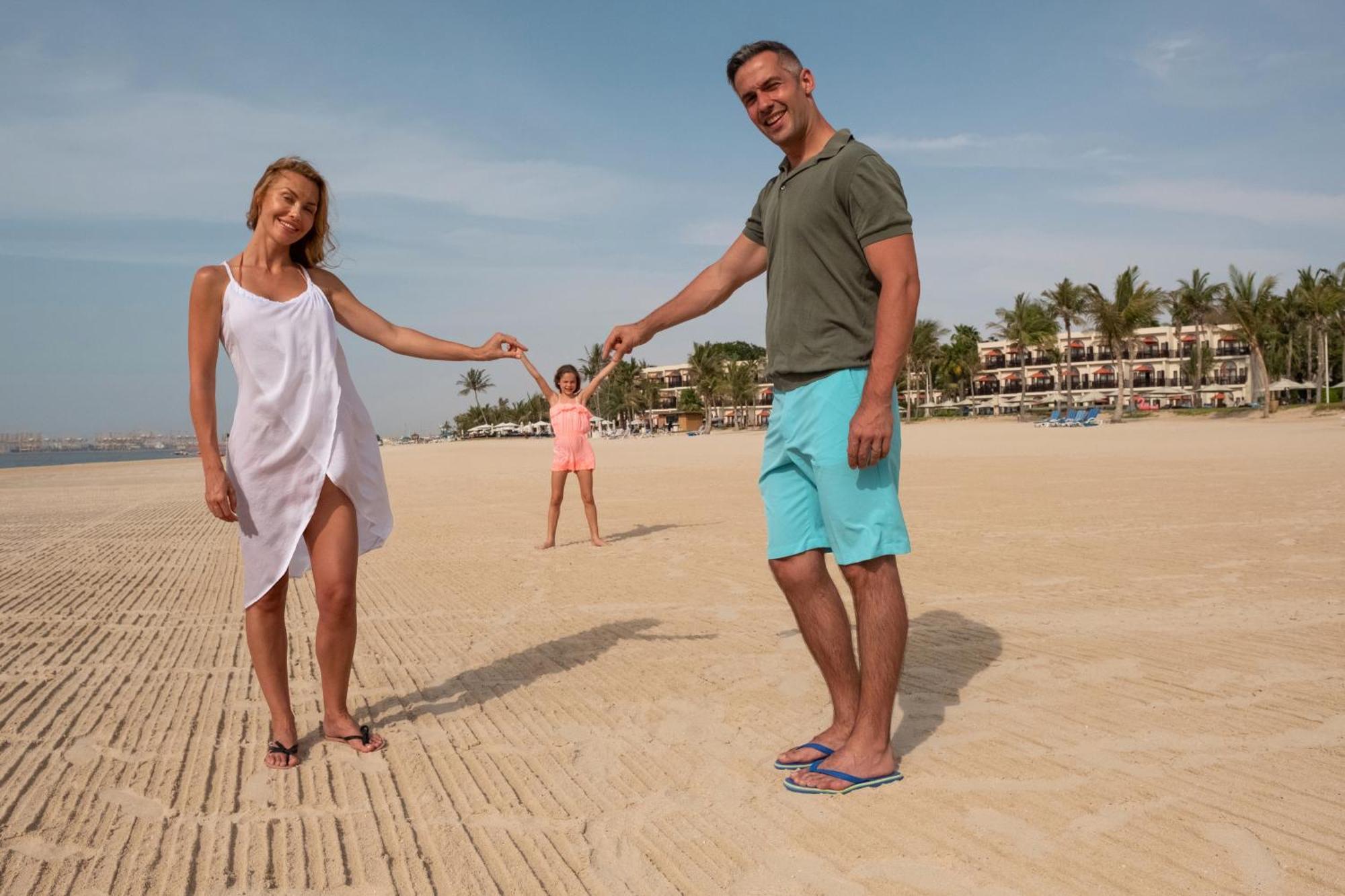 جيه ايه ذا ريزورت - فندق جيه ايه ليك فيو دبي المظهر الخارجي الصورة Family on the beach