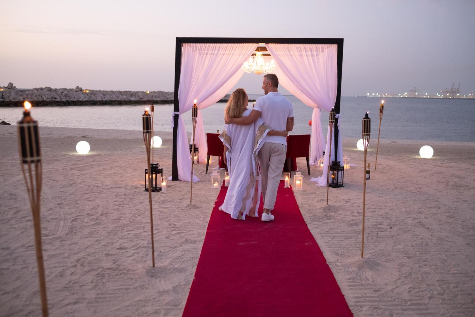 جيه ايه ذا ريزورت - فندق جيه ايه ليك فيو دبي المظهر الخارجي الصورة A couple at a beach resort in Dubai