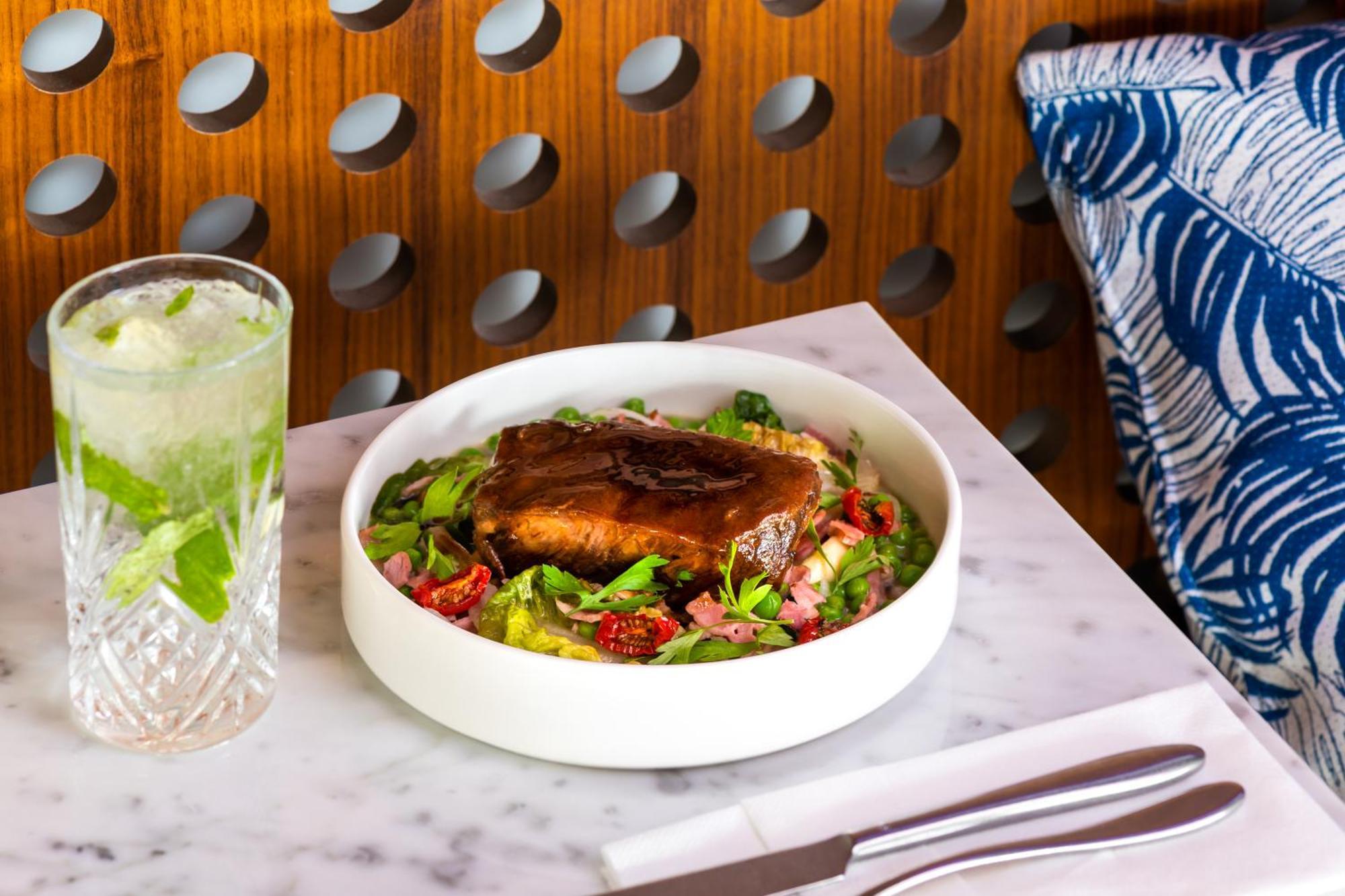 جيه ايه ذا ريزورت - فندق جيه ايه ليك فيو دبي المظهر الخارجي الصورة A salad at the restaurant