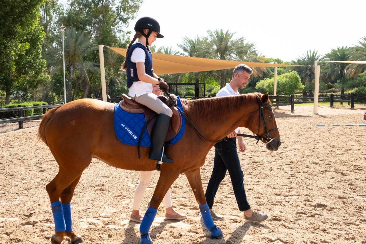 جيه ايه ذا ريزورت - فندق جيه ايه ليك فيو دبي المظهر الخارجي الصورة A horse trainer with a student